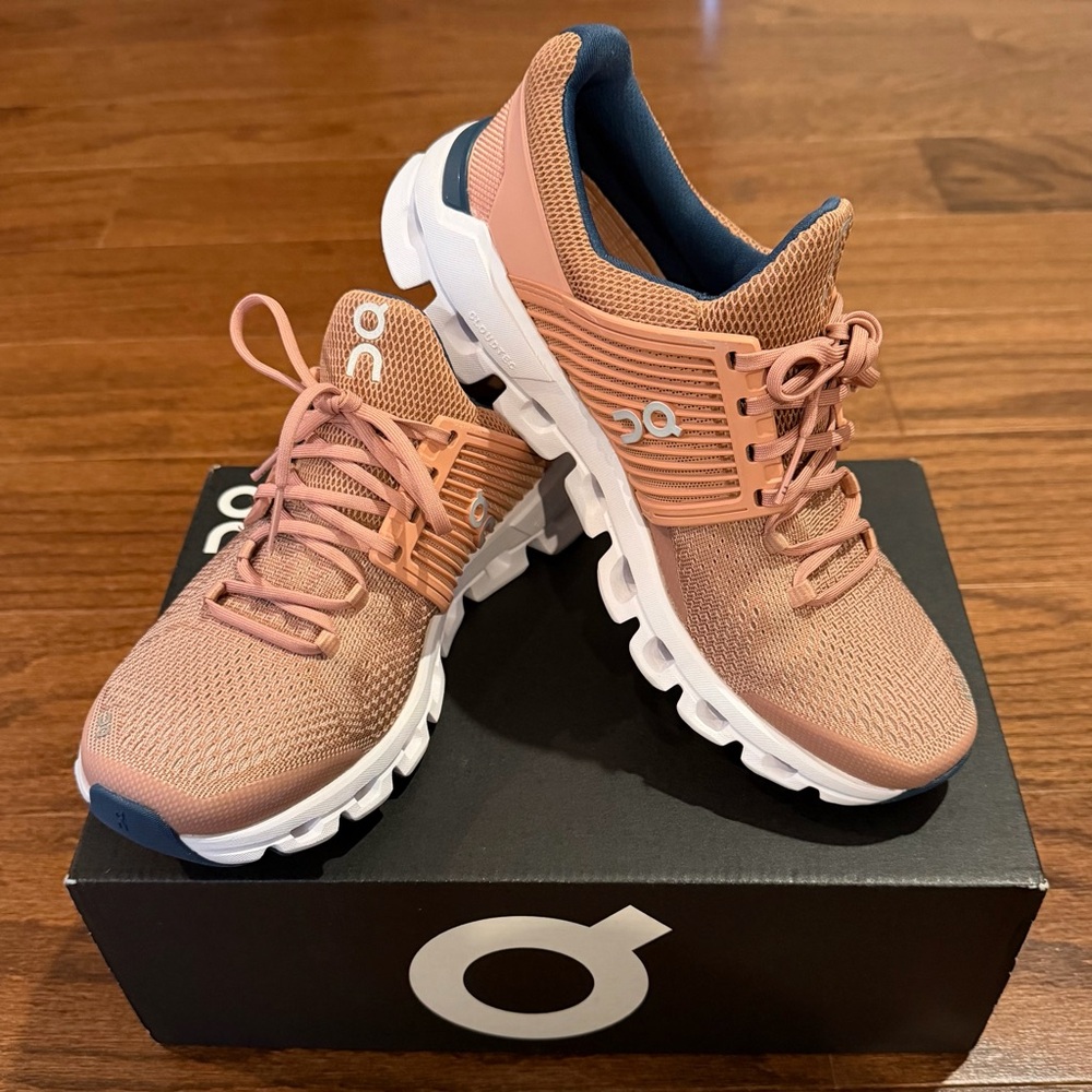 Blush/denim On Running Women’s Cloudswift in size 7.5